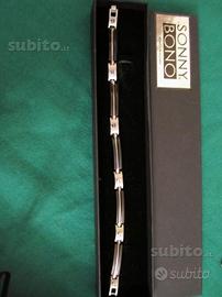 Bracciale con elementi che formano intreccio