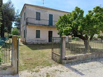 Terreno con edificio residenziale e accessorio