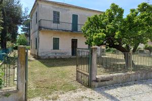 Terreno con edificio residenziale e accessorio