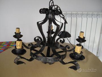 Lampadario in ferro battuto