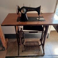 Macchina da cucire SINGER antica