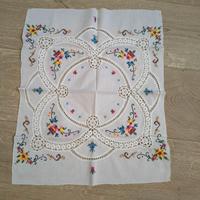 Elegante centrotavola in cotone bianco, perfetto p