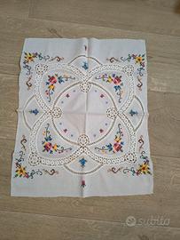 Elegante centrotavola in cotone bianco, perfetto p