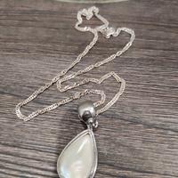 Collana d'argento con pendente madreperla