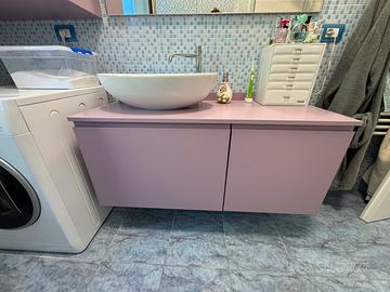 Arredo bagno color malva da mobiliere