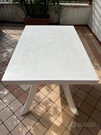 Tavolo marca NARDI in resina e plastica