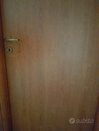 Porta con maniglia  e chiave 