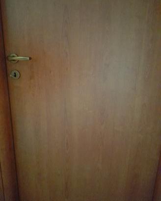 Porta con maniglia  e chiave 