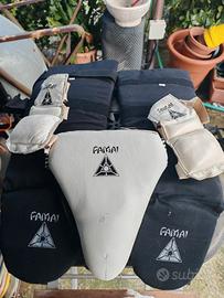 Parastinchi, conchiglia e guantini 