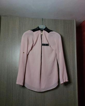 Blusa rosa cipria con inserti in pizzo nero