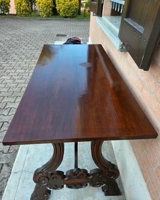 tavolo in legno stile classico