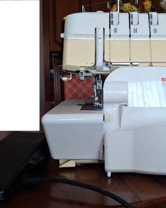 Macchina tagliacuci Marca BERNINA Mod. 1100DA