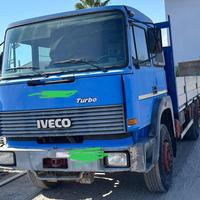 Autocarro usato con pianale e rampe idrauliche