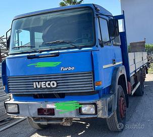 Autocarro usato con pianale e rampe idrauliche