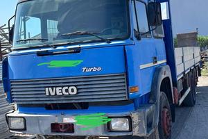 Autocarro usato con pianale e rampe idrauliche