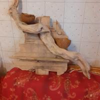 assemblaggi artistici con materiale naturale.