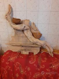 assemblaggi artistici con materiale naturale.