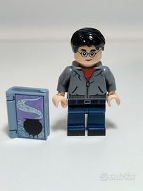 Minifigure LEGO Harry Potter con libro di pozioni.