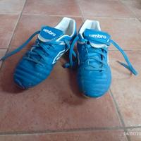 Un paio di scarpe Nike e uno da calcio