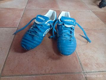 Un paio di scarpe Nike e uno da calcio