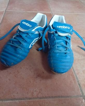 Un paio di scarpe Nike e uno da calcio