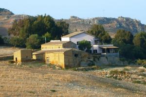 Villetta Bifamiliare+Caseggiato Rustico+Terreno