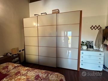 Armadio con  tre ante