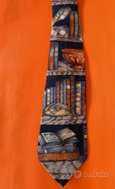 Cravatta in seta "Libri" di Fornasetti vintage 