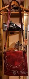 borsa in pelle rossa borchiata 