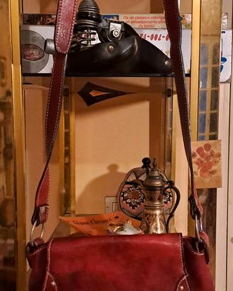 borsa in pelle rossa borchiata 