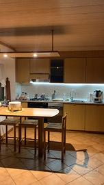 Cucina e tavolo soggiorno