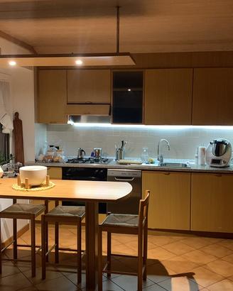 Cucina e tavolo soggiorno
