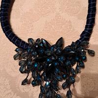 Collana in tessuto girogola con cristalli.