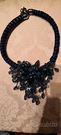 Collana in tessuto girogola con cristalli.
