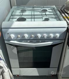 Cucina a gas 4 fuochi con forno INDESIT. Metano