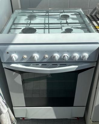 Cucina a gas 4 fuochi con forno INDESIT. Metano