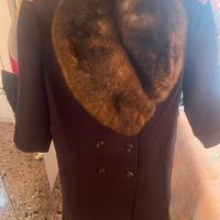Cappotto con colletto in pelliccia originale..