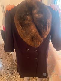 Cappotto con colletto in pelliccia originale..