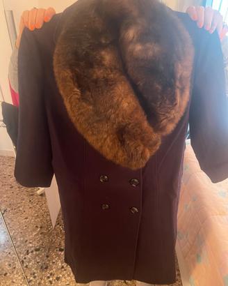 Cappotto con colletto in pelliccia originale..