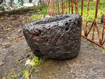 Lavandino in pietra lavica antico