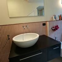 Mobile per bagno con lavabo e specchio