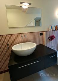 Mobile per bagno con lavabo e specchio