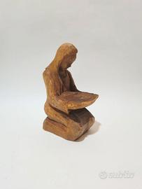 Statua di Madonna in legno, alta 16 cm. Raffigura
