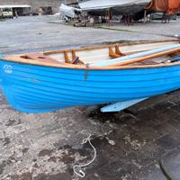 Dinghy a vela in vetroresina con interni in legno
