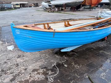 Dinghy a vela in vetroresina con interni in legno