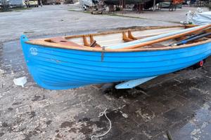 Dinghy a vela in vetroresina con interni in legno