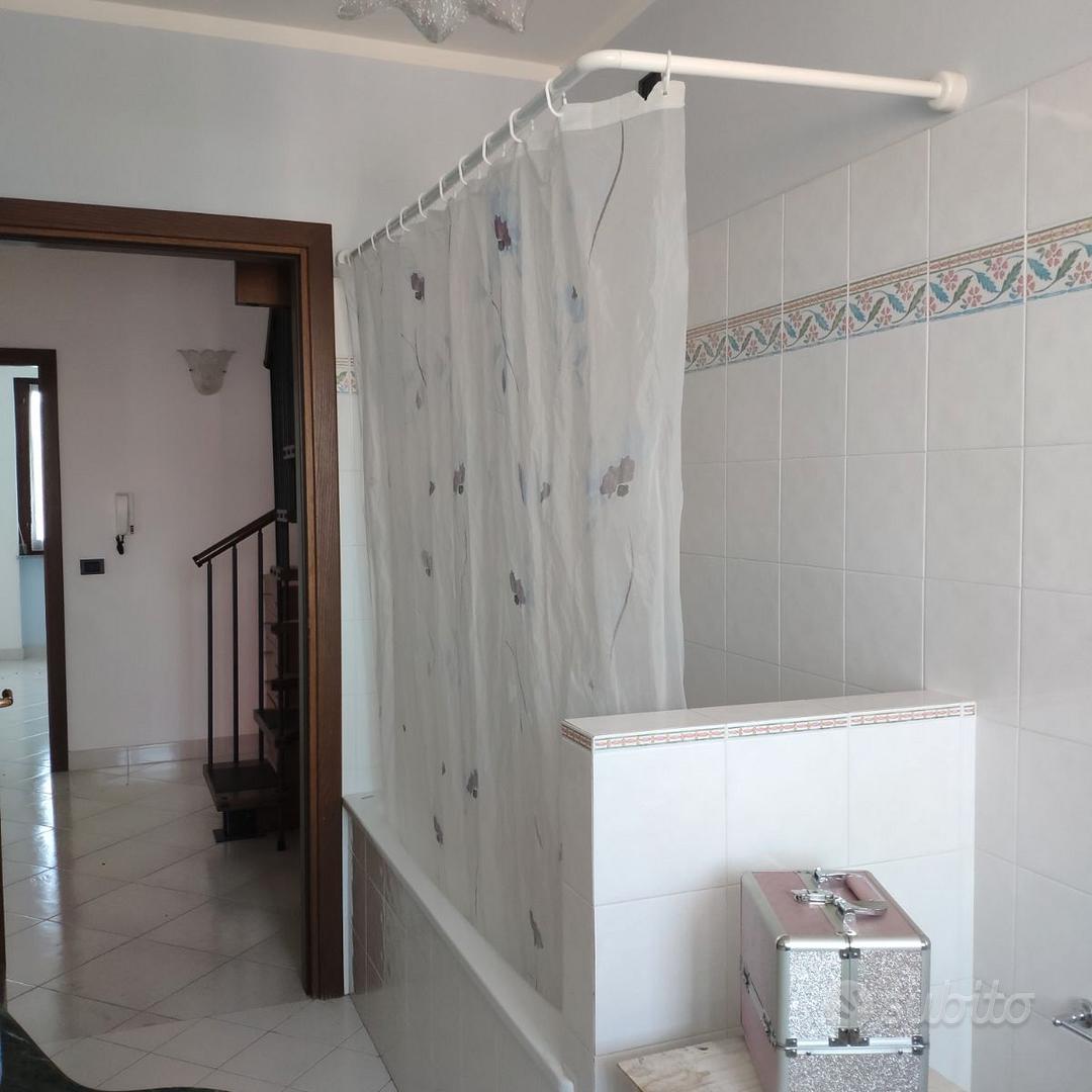 Tenda da doccia angolare completa di bastoni - Arredamento e Casalinghi In  vendita a La Spezia