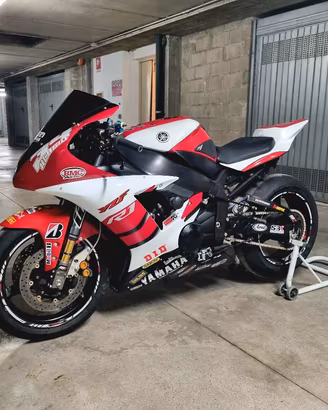 YAMAHA R1