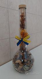 Bottiglia decorativa con potpourri e fiorellini
