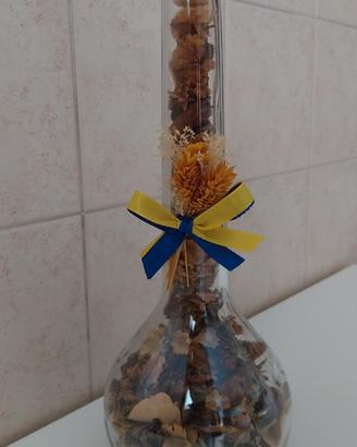Bottiglia decorativa con potpourri e fiorellini